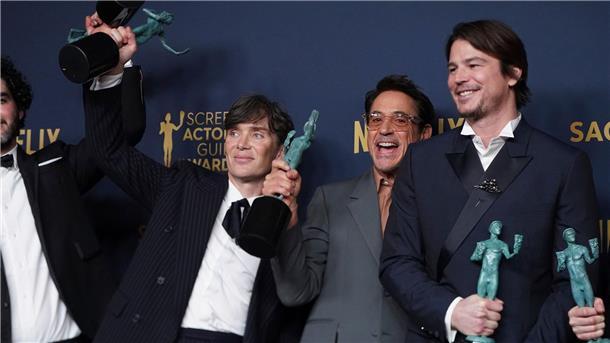 „Oppenheimer“ räumt bei Hollywoods Schauspiel-Preisen ab Bei der Gala in Los Angeles räumte das Historiendrama „Oppenheimer“ drei Preise ab. Cillian Murphy (l-r), Robert Downey Jr. und Josh Hartnett sind sichtlich erfreut.