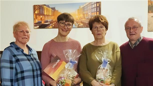 Bei der Hauptversammlung ging es zum einen um das Pfingstbaumsetzen. Aber auch Ehrungen standen an. Das Foto zeigt Rosita Trypka (stellvertretende Vorsitzende), Carola Franz, Hildburg Willms (beide Jubilare) und Wilhelm Richter (Vorsitzender).