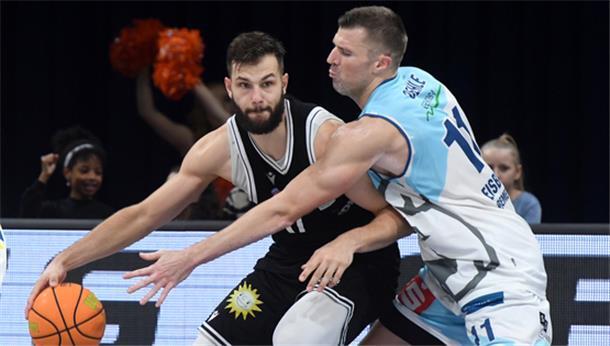 Bei der Heimniederlage gegen Düsseldorf waren die Eisbären selten so nah dran an ihren Gegenspielern wie Robert Oehle (rechts) in dieser Szene. Am Sonntag in Jena muss die Intensität deutlich höher sein.