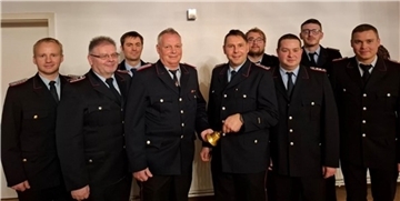 Gruppenfoto einer Feuerwehr, die Kameraden sind in schwarzer Uniform: Bei der Jahresdienstversammlung der Freiwilligen Feuerwehr Nartum wurden nicht nur neue Führungskräfte gewählt, sondern auch die Einsätze und gesellschaftlichen Aktivitäten des Jahres gewürdigt. Das Foto zeigt (von links): Abschnittsleiter Hennig Herzig, Stefan Borchers, Jan-Hendrik Tetzlaff, Hans Dieter Stemmann, Marco Helmers, Tom Stührmann, Sören Baske, Dennis Hollwedel und Sascha Ortmann.