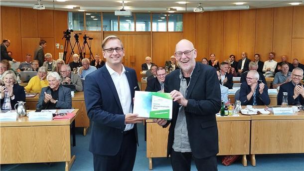 Landrat Stephan Siefken (links) ehrt Jürgen Janssen für 25-jährige Zugehörigkeit zum Kreistag.