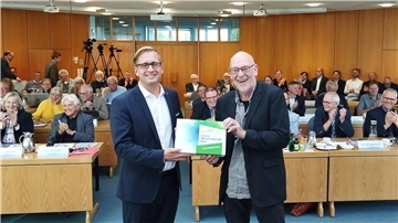 Landrat Stephan Siefken (links) ehrt Jürgen Janssen für 25-jährige Zugehörigkeit zum Kreistag.