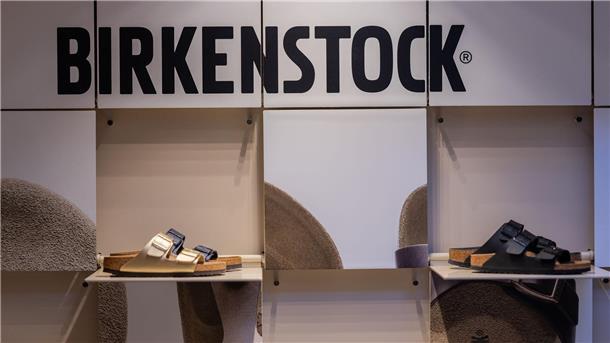 Bei der juristischen Bewertung stand die Frage im Zentrum, ob Birkenstock über den funktionalen Zweck hinaus einen künstlerischen Gestaltungsspielraum ausgenutzt hat.