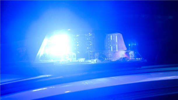 Bei der Kollision eines Autos mit einem Lkw wurden im Landkreis Schaumburg zwei Menschen schwer verletzt. (Symbolbild)