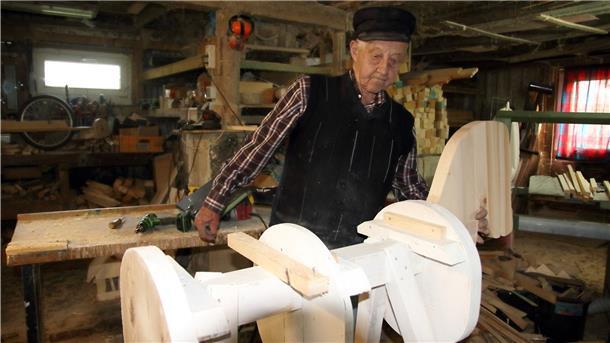 Bei der Konstruktion der Tiere in seiner Hobby-Werkstatt folgt Heinz-Dieter Oehlers einem bewährten Grundmuster.