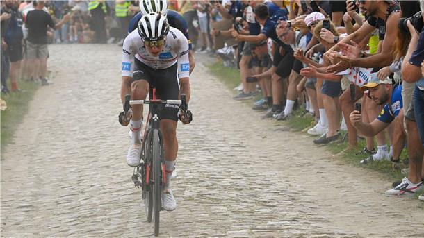 Pogacar erstmals in der Hölle des Nordens - „Nichts bereuen“ Bei der Kopfsteinpflaster-Etappe der Tour de France 2022 wusste Tadej Pogacar zu überzeugen.