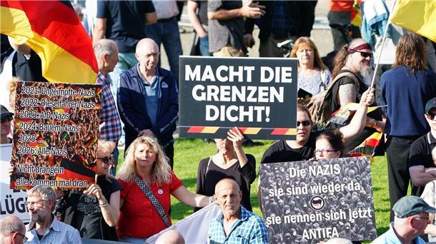 Bei der Kundgebung in Mannheim waren neben Deutschland-Fahnen auch Banner mit Aufschriften wie „Remigration jetzt“ und „Macht die Grenzen dicht“ zu sehen.