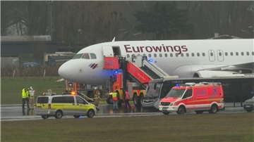 Bei der Landung eines Flugzeugs am Hamburger Flughafen sind nach Polizeiangaben zwei Reifen geplatzt.