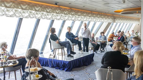 „Mein Schiff 3“ zurück in Bremerhaven: Lesereise ein voller Erfolg Bei der Lesereise auf der "Mein Schiff 3" kamen die Gäste auf ihre Kosten. Hier konnten sie ihren Stars mal ganz nahekommen.