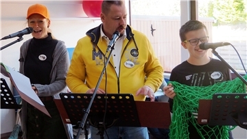 Bei der letzten Probe vor der Live-Aufführung des Kinderhörspiels „Die Möwe Jytte und der kleine Seehund Felix“: Nele Eibs (Möwe Jytte, von links), Björn Behne (Käpt’n) und Philip Reinheimer (Seehund Felix).