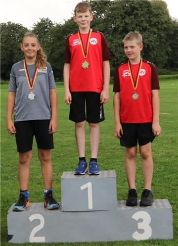 Jann Borchers (Mentzhausen), Nolan Helmerichs (Schweewarden) und Ole Frels