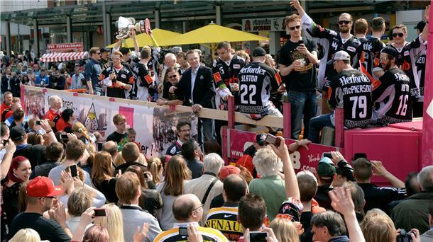 Am Mittwoch steigt die Sause der Vizemeister-Helden der Fischtown Pinguins Bei der Meisterfeier 2014 fuhren die Pinguins auf einem großen Truck von der Eisarena in die Innenstadt zur Feier.