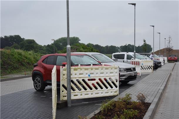 Realer Irrsinn: Über diesen Kita-Parkplatz lacht jetzt ganz Sittensen Das Foto zeigt den Parkplatz. Die Leuchten auf der Stellfläche werden durch Absperrgitter geschützt.