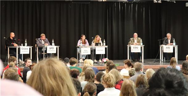Bei der Podiumsdiskussion am St.-Viti-Gymnasium in Zeven stellen sich die Kandidaten der Landtagswahl den Fragen der Schülerinnen und Schüler.