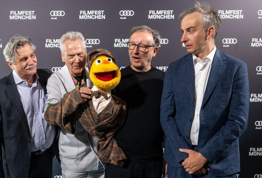 Bei der Premiere von „Hallo Spencer - Der Film“ beim Filmfest München steht Drehbuchautor Jan Böhmermann (rechts) zusammen mit dem Puppenerfinder Winfried Debertin (ganz links) und den Schauspielern Achim Hall (2.v.l) und Rainer Bock zusammen. Der Film kommt jetzt in die Mediathek und dann auch ins ZDF-Fernsehprogramm.