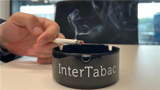 Weg von der Kippe? Zigarettenkonzerne bewerben Alternativen Bei der Pressekonferenz der Intertabac wird geraucht.