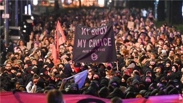 Eierwürfe und Gesang - Demos ziehen durch Berlin Bei der queer-feministischen Demonstration „Take back the night“ zogen nach Polizeiangaben etwa 2800 Menschen durch Berlin-Friedrichshain.
