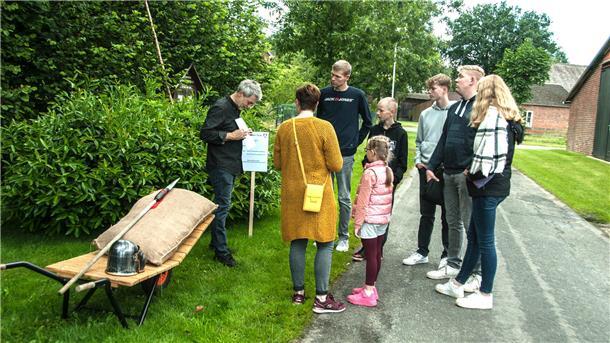 Drei Tage lang in Feierlaune: Vierden begeht sein 1000-jähriges Bestehen Ein Pulk von Personen beantwortet an einer Station Fragen zur Geschichte Vierdens.