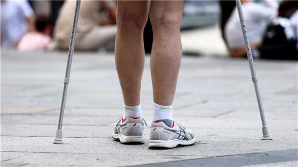 Bei der Schaufensterkrankheit handelt es sich um eine Durchblutungsstörung der Beinschlagader. Krampfartige Schmerzen beim Gehen sind ein typisches Symptom.