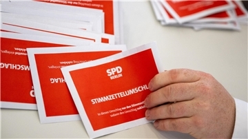 Bei der Stichwahl zum SPD-Parteivorsitz traten Martin Hikel und Nicola Böcker-Giannini gegen Kian Niroomand und Jana Bertels an.