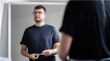 Florian Zinn steht vor dem Spiegel und misst seinen Bauchumfang.