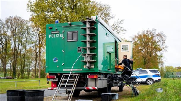 Suche nach Arian jetzt mit Lichtkegeln und Kinderliedern Bei der Suche nach Arian hat das Durchsuchen eines Tümpels zunächst keine neuen Erkenntnisse gebracht. In dem Tümpel waren Taucher im Einsatz.