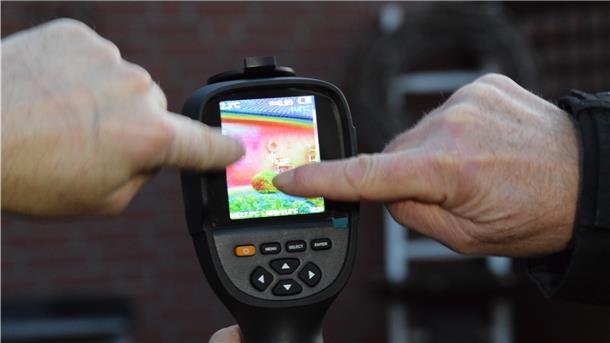 Bei der Thermografie-Außenmessung sind insbesondere die roten und weißen Bereiche auf der Aufnahme Anzeichen für Wärmeverluste an dem Gebäudeteil.