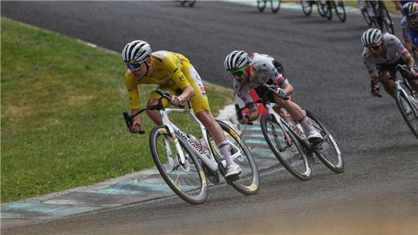 Bei der Tour de France trägt der Führende der Gesamtwertung das Gelbe Trikot.