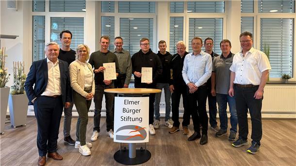 Bei der Übergabe der Förderbescheide: (von links) Erich Gajdzik, Sönke Kosicki, Anke Rauschenberger, Yannic Braasch, Bernd Sprekels, Nick Tiedemann, Robin Colberg, Herbert Klefke, Knud Spardel, Christian Dilissen, Gerd Tiedemann und Stefan Eberle. 