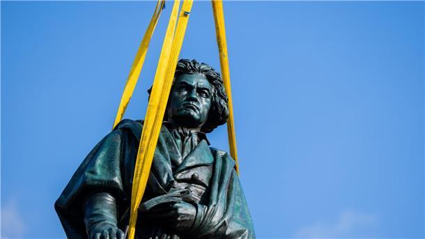 200 Jahre Beethovens 9. Sinfonie Bei der Uraufführung seiner neunten Sinfonie am 7. Mai 1824 in Wien war Beethoven selbst anwesend.