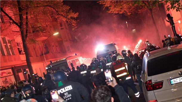 Krawalle mit Böllern und Steinen in Berlin - Pro-Palästina Bei der verbotenen Demonstration in Neukölln wird Pyrotechnik abgebrannt.