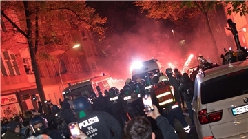 Bei der verbotenen Demonstration in Neukölln wird Pyrotechnik abgebrannt.
