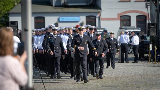 104 Soldaten legen Gelöbnis im Fischereihafen ab Vereidigung im Schaufenster Fischereihafen.