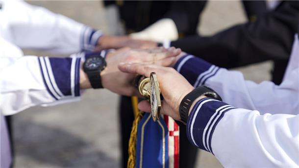Mitten in Bremerhaven: 104 Soldaten treten an Bei der Vereidigung sprechen die Soldaten und Soldatinnen ihren Eid auf die deutsche Flagge.