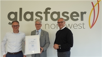 Bei der Verleihung der Auszeichnung „Digitalpolitiker“ an Brakes Bürgermeister Michael Kurz (Mitte) gratulierten Andreas Mader, Geschäftsführer von Glasfaser Nordwest (links) und Carsten Höfinghoff, Kommunalbeauftragter von Glasfaser Nordwest.