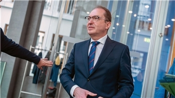 Bei der Vorstellung der Jahresstatistik zur politisch motivierten Kriminalität wurde Bundesinnenminister Alexander Dobrindt (CSU) auch nach der AfD gefragt. 