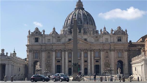 Vor Weltsynode: Kardinäle schreiben Brief an Papst Bei der Weltsynode im Vatikan debattieren Geistliche und Nicht-Kleriker über Mitbestimmung und einen anderen Umgang in der Kirche.