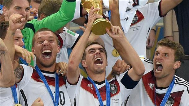 Philipp Lahm erhält Bundesverdienstkreuz Bei der WM 2014 führte Lahm die Nationalmannschaft als Kapitän zum Titel. (Archivbild)