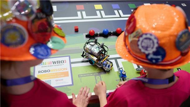 Bei der World Robot Olympiade treten 130 Teams gegeneinander an. 