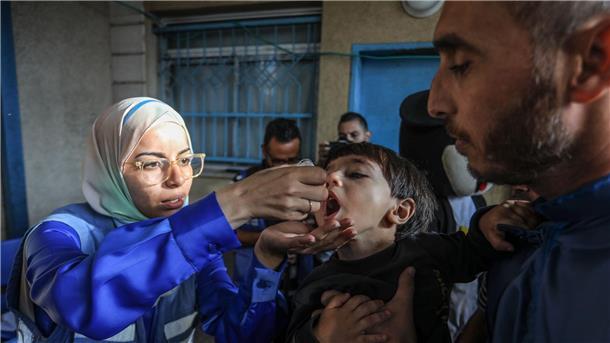 Polio-Impfkampagne im Gazastreifen fortgesetzt Bei der zweiten Impfkampagne im Oktober waren palästinensische Kinder in Deir El-Balah im zentralen Gazastreifen geimpft worden. (Archivfoto)