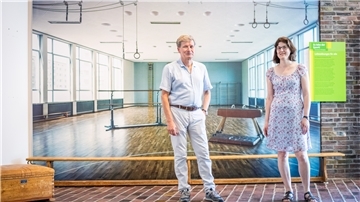 Bei diesem Foto, das den Auftakt zur Ausstellung bildet, werden sofort Erinnerungen wach – auch bei dem Direktor Kai Kähler und der Kuratorin Kerstin Ras-Dürschner.