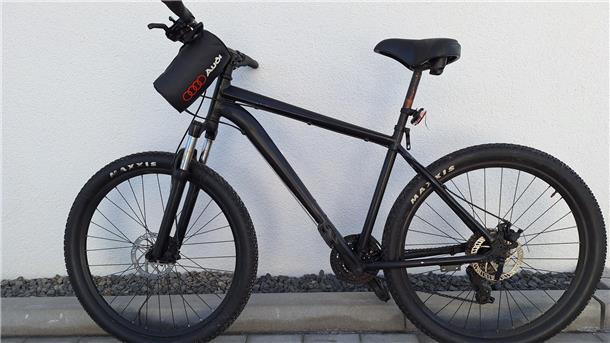 Zwei Fahrräder geben Zevener Polizei Rätsel auf Ein schwarz lackiertes Fahrrad lehnt an einer weißen Wand.
