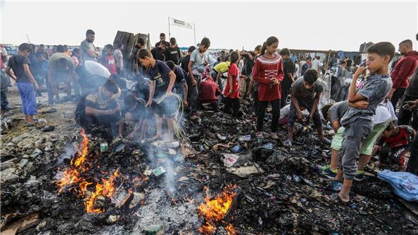 Bei einem Angriff auf ein Lager für Vertriebene in Rafah sind nach Angaben der palästinensischen Gesundheitsbehörde mindestens 45 Menschen getötet worden.