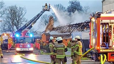 Das Foto zeigt Löscharbeiten in Stadland. Dort sind am Montagabend ein Stall und ein Wohnhaus abgebrannt.