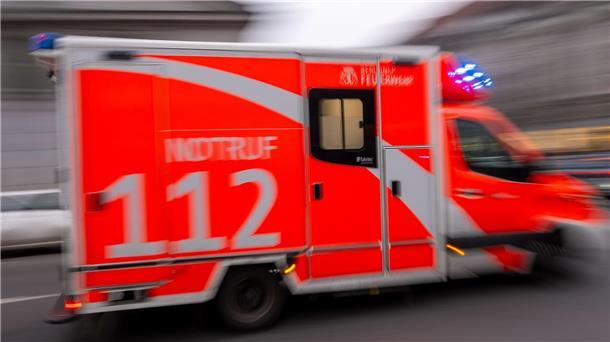 Angriff auf einen Rettungssanitäter Bei einem Einsatz des Rettungsdienstes kommt es zu Gewalt - und zu einem Angriff auf einen Sanitäter und einen Anwohner. (Symbolbild)