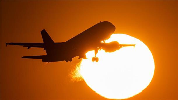 Kann Personalmangel an Flughäfen Verspätung rechtfertigen? Bei einem Flug zur griechischen Insel Kos kam es zu einer hohen Verspätung, die ein Gerichtsverfahren auslöste.