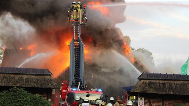 Feuerwehreinsatz mit Drehleiter. Bei einem Großbrand im Elsflether Ortsteil Bardenfleth war im Sommer 2024 das Gebäude einer Zimmerei zerstört worden.