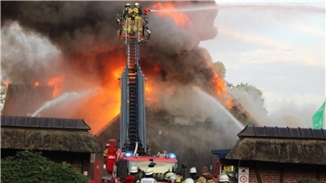 Feuerwehreinsatz mit Drehleiter. Bei einem Großbrand im Elsflether Ortsteil Bardenfleth war im Sommer 2024 das Gebäude einer Zimmerei zerstört worden.