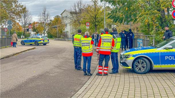 Offenburg: Schüler nach Schuss im Klassenzimmer getötet Bei einem Großeinsatz der Polizei an einer Schule in Offenburg ist ein Tatverdächtiger festgenommen worden.