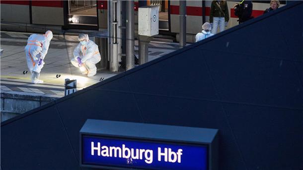 Bei einem Messerangriff im Hamburger Hauptbahnhof am Freitag sind mehrere Menschen schwer verletzt worden. 